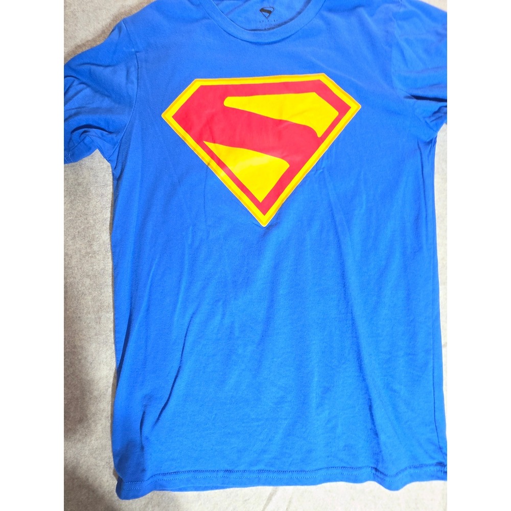 Superman Graphic T-Shirt Blue Red Yellow Shield Logo Mens Size Medium Short Slv‎